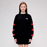 MIDDLE CHERRY SWEATSHIRT IS [BLACK]